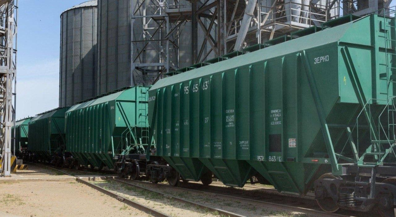 Казахстан нарастил на 30% объем ж/д поставок зерна в страны Центральной Азии С января по июнь 2025 года в Казахстане перевезли ж/д транспортом 6,6 млн тонн зерна, сообщили «Казахстанские железные дороги». Это на 2,3 млн или на 53% больше показателя аналогичного периода 2024 года. Внутренние перевозки выросли до 1,5 млн тонн +30% , экспортные — до 5,1 млн тонн +62% . Поставки зерна в страны Центральной Азии увеличились до 2,6 млн тонн +31% , в том числе: Узбекистан — 1,8 млн тонн Таджикистан — 0,62 млн тонн Кыргызстан — 0,16 млн тонн Афганистан — 0,12 млн тонн Туркменистан — 0,03 млн тонн Между тем, перевозки через порты Актау и Курык в Иран выросли в 12 раз, в/через Россию — в 4,7 раза, в страны Прибалтики — в 13 раз. Ранее LogiStan писал о том, что с 2020 по 2024 год эксплуатационный грузооборот «Казахстанских железных дорог» увеличился с 236 млрд тонно-км до 272 млрд тонно-км. Logistan.info Логистика Экономика