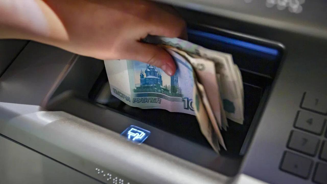 ЦБ России опроверг информацию об ограничении снятия наличных в банкоматах с 1 июня. Ограничения вступят в силу с 1 сентября и будут касаться лишь тех случаев, когда человек пытается снять деньги под влиянием мошенников. Наш второй канал РУПОСТ 18+ Подписывайтесь.