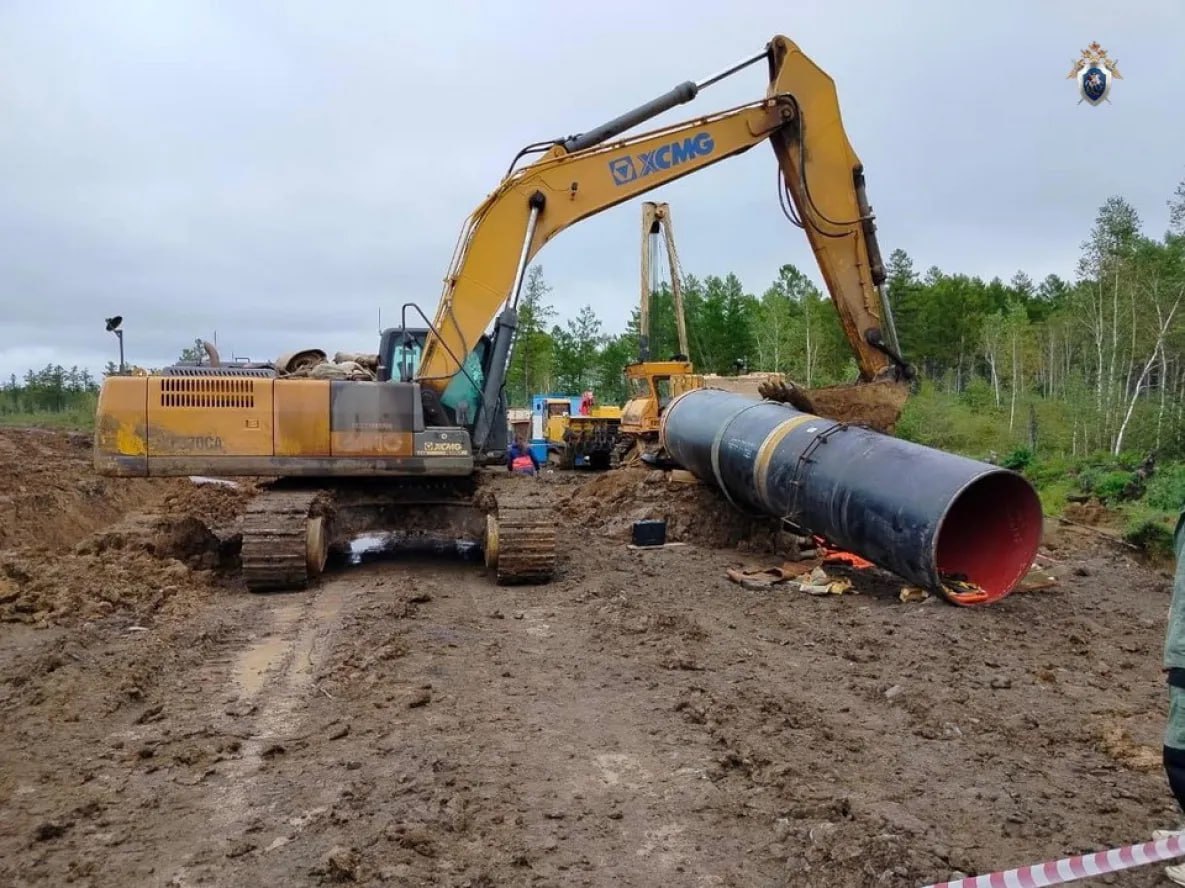 В Хабаровском крае на строительстве газопровода погиб рабочий В Амурске возбуждено уголовное дело из за гибели на строительстве газопровода рабочего Инцидент произошел во время работ после того как бригадир дал указание не выполнять их Сотрудник требования проигнорировал и приступил к работам на гусеничном экскаваторе Управляя им он придавил ковшом рабочего который от полученных травм скончался на месте происшествия Как сообщили в СУ СК по Хабаровскому краю и ЕАО в отношении сотрудника строительной организации возбуждено уголовное дело по подозрению в совершении преступления предусмотренного ч 2 ст 216 УК РФ нарушение правил безопасности при ведении строительных работ повлекшее по неосторожности смерть человека todaykhv