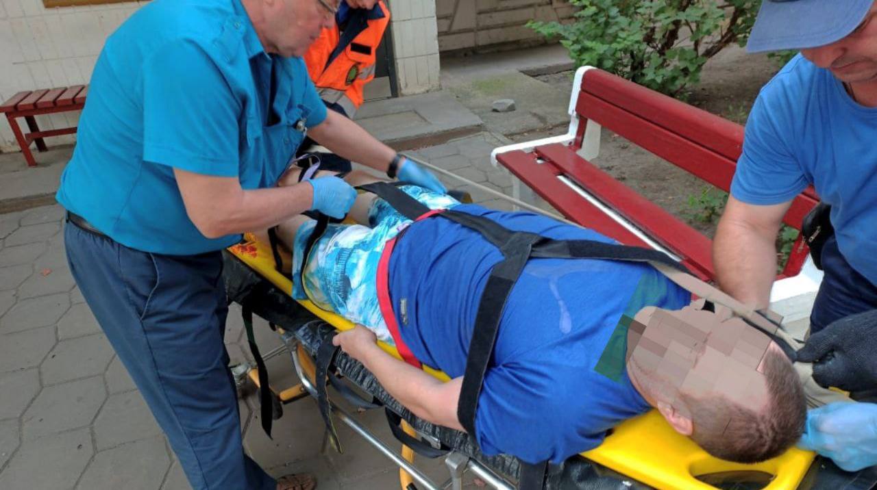 42-летний мужчина выпал из окна дома на улице Теперика. Пострадавший упал прямо на козырек. Его сняли спасатели и доставили в больницу. Подписаться Написать нам