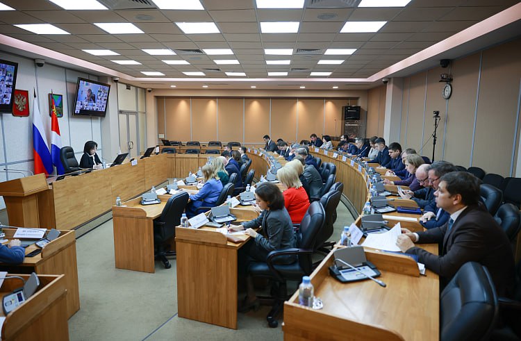 В шести городах Приморья откроются проектные офисы по реализации мастер-планов    Первый вице-губернатор — председатель правительства края Вера Щербина подчеркнула, что проектные офисы должны работать непосредственно под руководством глав городов.    «Проектные офисы по реализации мастер-планов должны появиться до конца недели во Владивостоке, Артеме, Уссурийске, Арсеньеве, Находке и Большом Камне. Это будут реальные рабочие группы под руководством глав муниципалитетов, с назначением куратора в виде заместителя главы и привлечением штатных специалистов, которые пройдут соответствующее обучение», — заявила она.  Вера Щербина напомнила, что мастер-планы приморских городов включают более 370 мероприятий по развитию социальной, инженерной и транспортной инфраструктуры. Их общая стоимость – более 1,4 триллиона рублей. И это не только средства федерального и регионального бюджетов, но и бизнеса. Порядка 600 миллиардов составляют инвестиции предприятий, которые планируют развиваться в регионе.    «Реализация мастер-планов должна улучшить качество жизни в Приморском крае, стимулировать предпринимательскую активность, создание новых рабочих мест и общий экономический рост. Поэтому нужен особый контроль за решением всех возникающих вопросов и специально закрепленные ответственные люди на местах», — подчеркнула Вера Щербина.