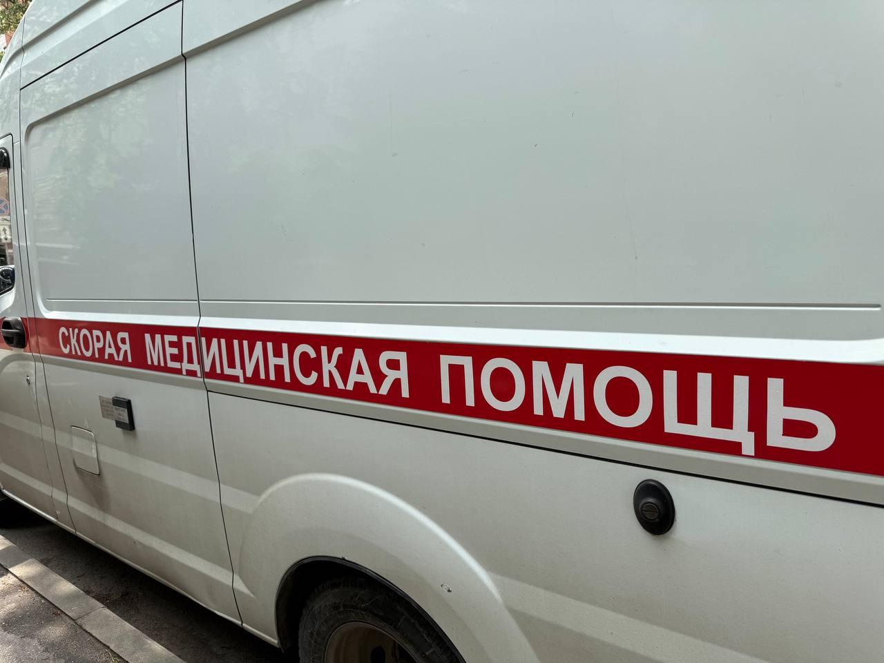 Аутсорсинга точно не будет Алексей Беспрозванных закрыл вопрос с передачей скорой в частные руки Как написал глава Калининградской области в своём Telegram канале об этом его спрашивали во время выезда на подстанцию на улице Бородинской Алексей Беспрозванных подчеркнул что такой вариант больше не рассматривается Нас это не устраивает Мы идём по другой модели прямая закупка скорых в наш центр Попросил довести это до сотрудников чтобы никто не манипулировал непроверенной информацией Ранее стало известно что региональный минздрав рассматривает возможность отдать автопарк скорой помощи на аутсорсинг как один из вариантов решения проблемы с обновлением машин По информации ведомства половина из 122 автомобилей эксплуатируется более пяти лет КАСКАД Прислать новоcть