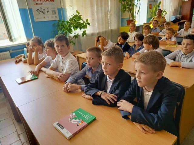 В Скадовской школе 1 прошёл библиотечный урок для юных исследователей В Скадовской школе 1 прошёл увлекательный библиотечный урок для третьеклассников под названием Твои первые словари энциклопедии справочники на котором дети знакомились с различными видами справочной литературы такими как энциклопедии словари и справочники Библиотекарь подробно объяснила детям почему важно обращаться к этим источникам информации и как грамотно их использовать для поиска нужных сведений Ребята также узнали о том как возникли эти книги и какое значение они имеют в обучении Урок был насыщен активными заданиями школьники принимали участие в викторинах отвечали на вопросы и разгадывали загадки Для создания позитивной атмосферы была организована книжная выставка под названием В плавание к далёким берегам которая вдохновила детей на изучение нового