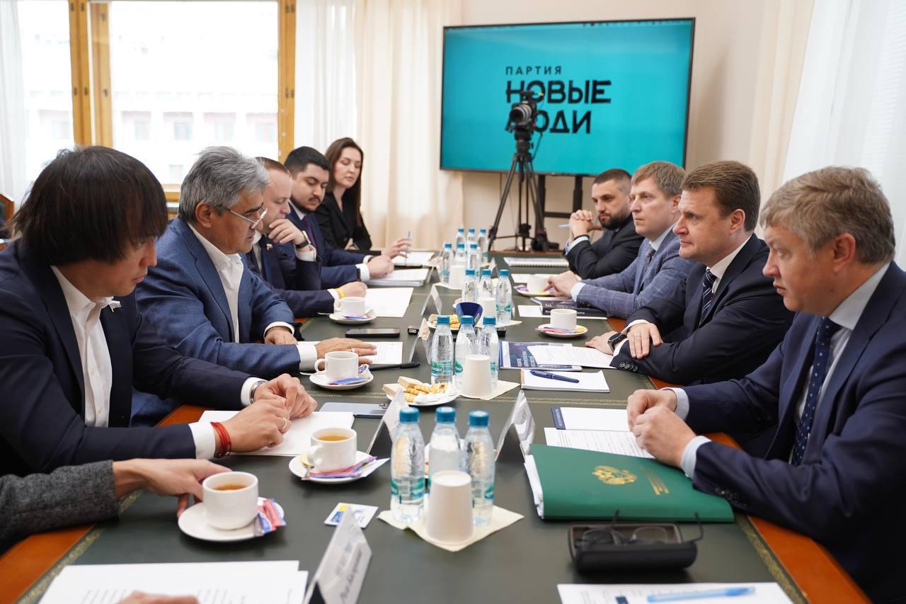 Алексей Чекунков встретился с представителями парламентских фракций в рамках подготовки к правительственному часу. На повестке дня - вопросы социально-экономического и инфраструктурного развития Арктической зоны. В "Единой России" подвели итоги слаженной законотворческой деятельности - Алексей Чекунков выразил особую благодарность депутатам за совместную подготовку жизненно необходимых для Арктики законов. В интересах развития Арктики совместно с Правительством разработано и принято 16 федеральных законов, а вместе с законами по Дальнему Востоку - 85. Это и закон о «Северном завозе», направленный на оптимизацию логистических цепочек и создание бесперебойных поставок для миллионов жителей Крайнего Севера по доступным ценам жизненно важных товаров - продуктов, лекарств, топлива и много другого - напомнил глава фракции ЕР в ГД Владимир Васильев. В КПРФ говорили об итогах работы комитета ГД по развитию Дальнего Востока и Арктики - лидер фракции Геннадий Зюганов отметил заслуги его бессменного главы, Николая Харитонова. «Новые люди» предложили помощь в разработке цифровых проектов, способных упростить работу муниципальных служащих на отдаленных территориях, а также использовать медицинские дроны для доставки лекарств в труднодоступные места - обе идеи взяты в работу. Депутатов ЛДПР - а на встрече присутствовали не только члены фракции, но и 89 региональных отделений онлайн - интересовало все понемногу: от реализации мастер-планов городов до поддержки традиционных отраслей до условий арктической ипотеки. Поступившие от фракции предложения будут проработаны министерством. На встрече с фракцией «Справедливая Россия - за правду» обсуждался широкий круг вопросов: климатические изменения в Арктическом регионе, экология, энерготарифы, технологическое развитие, строительство социальной инфраструктуры, реализация культурно-образовательных, научных и информационных проектов. Правительственный час пройдет в Государственной Думе РФ завтра, 21 мая.