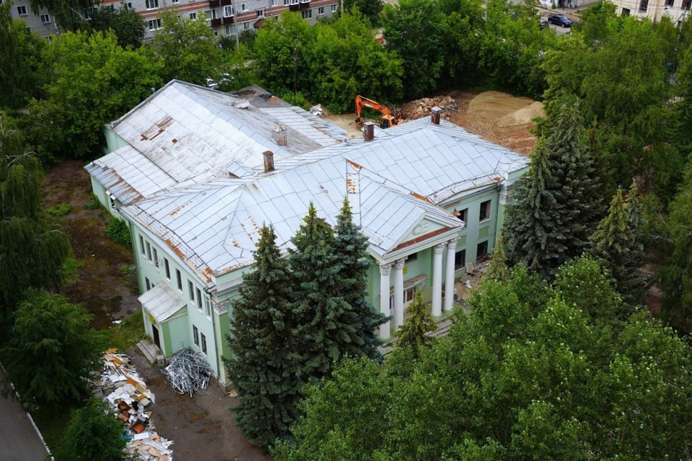 «Стыдно и больно»: в Казани снесли историческое здание на Копылова, построенное в 1930-е годы Вчера в Авиастроительном районе Казани снесли историческое здание бывшего Клуба строителей Ленинского района — образец сталинского неоклассицизма. Скандал, разгоревшийся вокруг сноса такого ценного объекта, о котором мы писали ранее, кажется, лишь подтолкнул собственника здания к его разрушению в кратчайшие сроки. Как отметил известный казанский краевед Марк Шишкин, смотреть на кадры разрушаемой архитектуры «стыдно и больно». Почему такой важный исторический объект так и не удалось спасти и что появится на его месте — разбираемся в материале. KazanFirst в бот