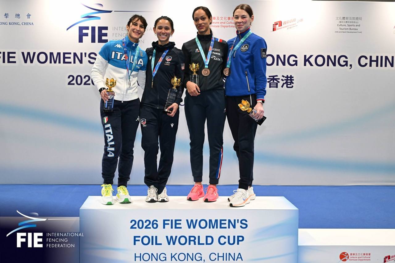 Мартьянова завоевала бронзу на этапе Кубка мира по фехтованию в Гонконге В полуфинале турнира Марта со счетом 9 15 уступила будущей победительнице американке Ли Кифер Россиянка поделила третье место с француженкой Морган Патру Серебро завоевала итальянка Франческа Палумбо уступившая в финале Кифер 12 15 Подписывайтесь на РИА Новости Спорт в MAX