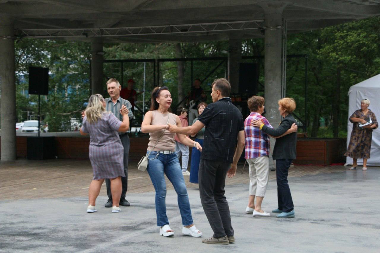 Несмотря на пасмурную погоду день в парке выдался просто прекрасным В шатре за озером Верхнее прошёл масштабный кофе фест где все наслаждались ароматным напитком и отличной атмосферой Наши маленькие гости тоже не остались без внимания они приняли участие в детской программе Лето продолжается и попробовали несколько видов спорта А вечером традиционно состоялся Город вдохновения с выступлением группы Виктория Спасибо всем кто провел этот день с нами