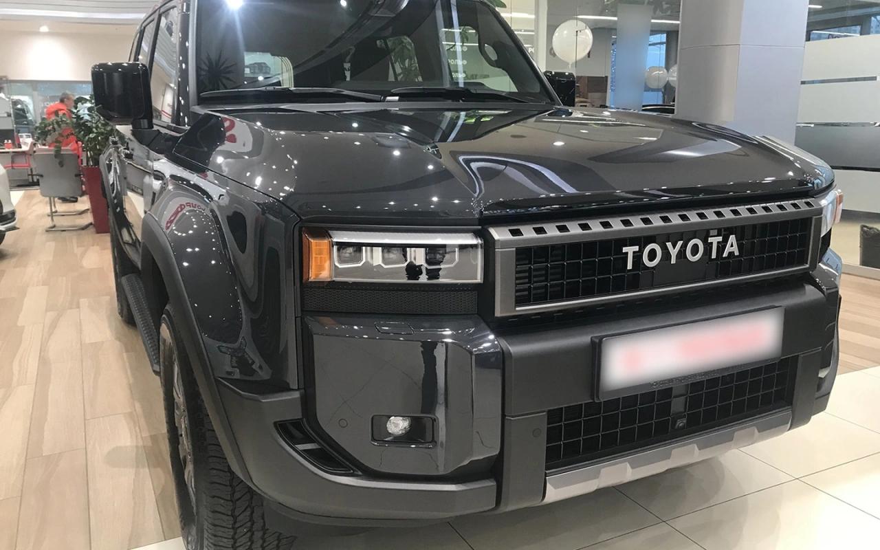 Toyota с 2022 года подала 86 заявок на регистрацию товарных знаков в России По данным ТАСС на 21 ноября в 2025 году регистрацию в Роспатенте прошли пять знаков компании три из которых были поданы в 2024 м Среди них Picnic Toyota IQ Toyota Land Cruiser FJ GR GT Помимо этого ожидают решения Роспатента 49 заявок компании поданные в феврале марте текущего года В Их числе Toyota Prius Toyota C HR Toyota Venza Toyota Auris Toyota GT86 Toyota Supra Всего по расчетам агентства Toyota в 2025 году подала 51 заявку в Роспатент из которых одобрили две в 2024 году 28 три зарегистрировали в 2025 м в 2023 м две оба зарегистрированы в 2024 м а в 2022 м пять четыре прошли регистрацию в 2023 году и одна в 2022 м Регистрация товарных знаков не означает возможное полноценное возвращение компании Toyota на российский рынок Таким образом автопроизводитель защищает свое авторское право