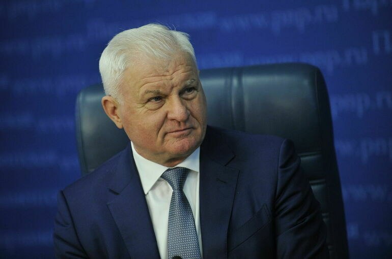 Пчеловоды будут предупреждены о пестицидах вовремя Пчеловодов теперь будут информировать за 24 часа о применении пестицидов Это произойдет только при введении режима ЧС на уровне федеральным региональным или местным Важные моменты Депутаты приняли соответствующий законопроект Поправка исключает полномочия Россельхознадзора объявлять ЧС Решение принято после консультаций с Минсельхозом и экспертами Нововведение обеспечит дополнительную защиту для пчеловодов