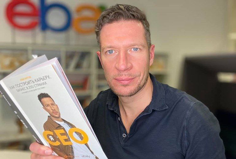 Илья Кретов бывший директор e commerce Т Банка станет главой направления e commerce в Сбере Кретов сосредоточится на взаимодействии с партнерами в сфере электронной коммерции а также на совершенствовании клиентского пути и цифрового опыта пользователей партнерских сервисов В октябре 2021 Кретов покинул российское подразделение eBay где занимал должность генерального директора на глобальных развивающихся рынках Он перешел в Тинькофф банк и стал ответственным за развитие сервисов для предпринимателей по масштабированию их бизнеса в интернете и выводу продукции на крупнейшие маркетплейсы Напомним что у Сбера в сфере онлайн торговли есть Купер Самокат и Мегамаркет По итогам прошлого года компания занимала третье место на рынке электронной коммерции после Wildberries и Ozon   Свободная касса