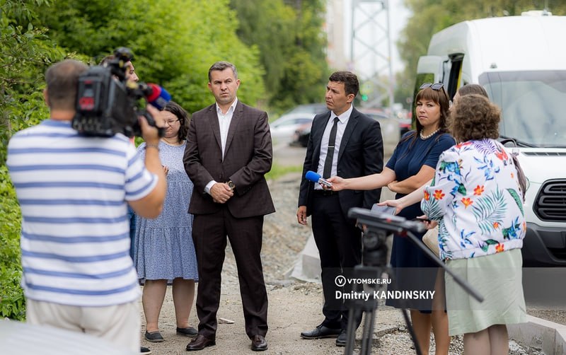 Раскопки задерживают ремонт дороги на ул.Киевской vtomske.ru/news/210616 Ремонт идет на участке Киевской от Фрунзе до Косарева. Подрядчик некоторое время назад снял старый асфальт с проезжей части. Сейчас идет установка гранитных бордюрных камней и замена тротуарной плитки на пешеходных зонах. В четверг, 10 июля, подрядчик хочет начать укладку выравнивающего слоя асфальта. «Не выходили раньше, так как шел ремонт колодцев. Также на участке после проспекта Кирова в сторону Транспортной площади — прим. ред. нас будут тормозить раскопки. Там ведутся раскопки на проезжей части сразу после пересечения с Кирова по левой стороне и напротив кардиоцентра. <...> У кардиоцентра — два провала, раскопки огорожены, но работы не ведутся. Нам по выравнивающему слою нужно буквально четыре смены, чтобы сделать Киевскую», — рассказал директор ТСК Богдан Оккель. Заммэра по благоустройству Денис Хафизов уточнил, что работы на сетях ведет «ТомскРТС». Компании потребуется еще две недели. По его словам, с ресурсниками заранее обсуждалось, что раскопки на участке Киевской, где в этом году идет ремонт дороги, нужно сделать «максимально быстро», но «к сожалению, не слышат». #томск #новоститомска Прислать новость
