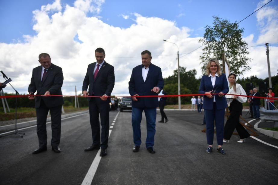 Реконструкция моста через реку Половинка в Николаевском районе завершена На торжественном событии присутствовали губернатор Хабаровского края Дмитрий Демешин, глава района Анатолий Леонов, зампредседателя правительства края по инфраструктуре Ирина Горбачева и гендиректор подрядной организации ЗАО «Форпост» Николай Еремин. Обновленный мост связал Николаевск-на-Амуре с пятью населенными пунктами. Вместо деревянной конструкции построили капитальное сооружение с повышенной грузоподъемностью и улучшенной системой водоотведения. Работы начались в конце 2024 года и должны были завершиться в июле 2026-го, но благодаря ускоренному графику мост сдали на год раньше. Финансирование проекта составило 151 млн рублей из краевого бюджета. Также начаты работы по обустройству тротуаров, что сделает передвижение пешеходов безопасным и комфортным.