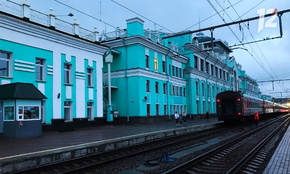 В Омской области временно изменится расписание пригородных электричек В связи с проведение ремонтных работ с 19 по 29 мая скорректировали время отправления некоторых рейсов. Расписание сместится на период от 1 до 21 минуты. Изменения коснутся 10 пригородных поездов следующих по направлениям: Омск — Колония — Татарская и Омск — Калачинская. Пассажирам рекомендуется быть внимательными и планировать свои поездки с учетом нового расписания.