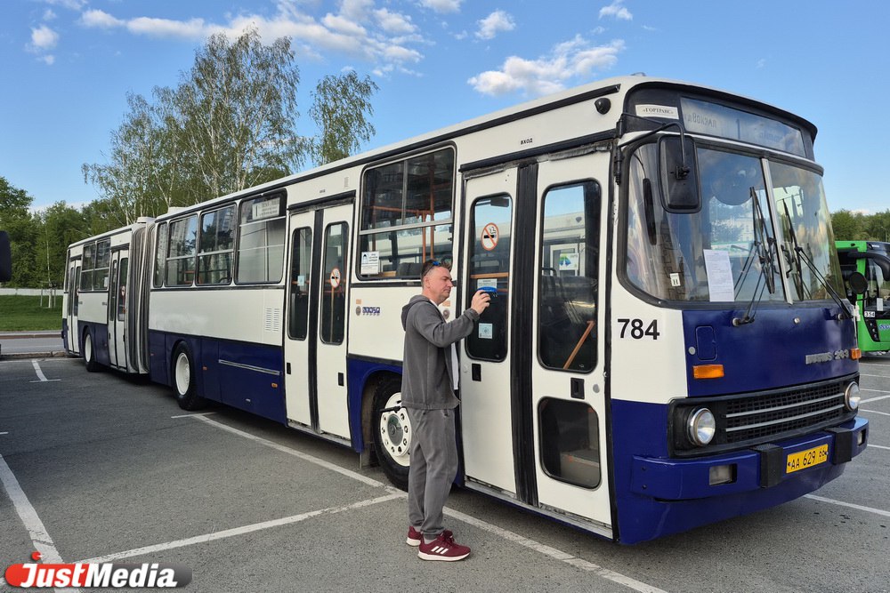 Мэрия Екатеринбурга подписала контракт на поставку 15 автобусов-гармошек с компанией «Автотехком». Новые автобусы должны появиться на улицах города в августе. Ожидается, что «пополнение» произойдет на маршрутах №49 и №51.