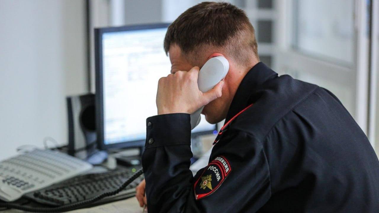 В Бердянске оштрафовали жителя за ложный вызов полиции 16 мая 2025 года гражданин В. вызвал полицию, сообщив ложную информацию о том, что его избивает жена. Его действия были квалифицированы как заведомо ложный вызов специализированных служб по статье 19.13 КоАП РФ. Суд назначил ему штраф в размере 1 000 рублей, учитывая характер правонарушения и его имущественное положение. Качественные новости —