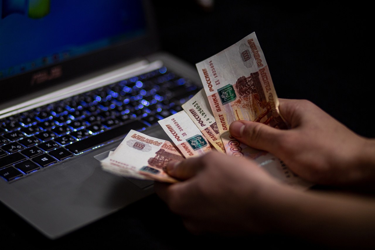 На дурака не нужен нож амурчанин осужден за переводы в экстремистский фонд Как выяснили сотрудники УФСБ по Амурской области мужчина являлся сторонником НО ФБК и в 2021 году оформил ежемесячную финансовую поддержку подписку несмотря на то что организация признана экстремистской и запрещена в России Деньги он переводил на банковский счет расположенный в США Суд признал мужчину виновным в финансировании экстремистской деятельности ч 1 ст 282 3 УК РФ и с учетом смягчающих обстоятельств назначил штраф 350 тысяч рублей сообщили в пресс службе областного суда ФБК организация признана экстремистской и ликвидирована по решению суда АОТВ