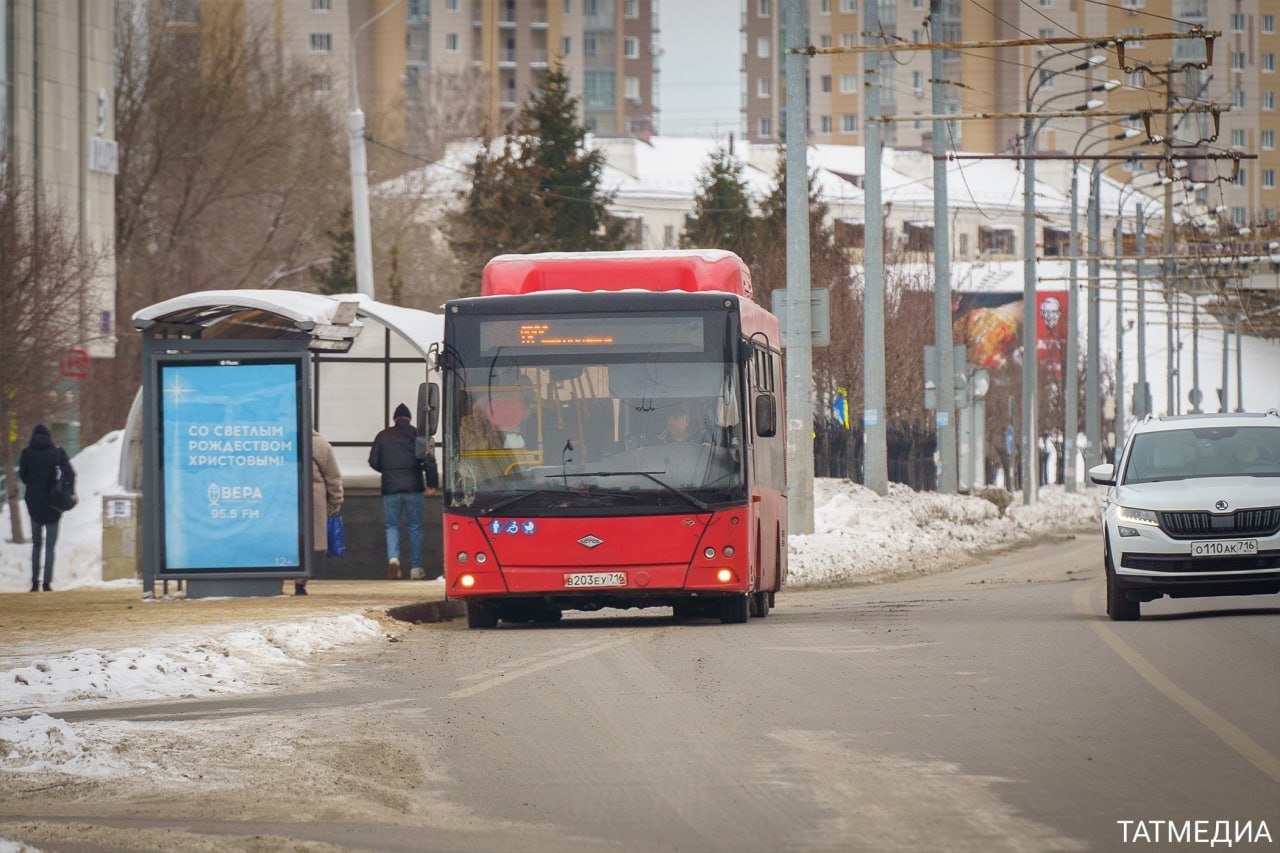 Бастрыкин поручил повторно возбудить дело из-за проблем с транспортом в Константиновке  По словам жителей поселка, из-за ошибок при межевании земель участки продавались вместе с грунтовыми дорогами, что привело к отсутствию подъезда к домам, включая доступ для машин экстренных служб.   Несмотря на многочисленные жалобы от пенсионеров, инвалидов и многодетных семей, ситуация остается нерешенной, сообщает пресс-служба СК России.  Ранее глава ведомства Александр Бастрыкин поручал представить доклад по этому вопросу, было возбуждено уголовное дело.  Однако постановление о возбуждении дела было отменено зампрокурора Советского района Казани Иваном Ширыковым. Обжалование этого решения вплоть до и.о. прокурора Татарстана Алексея Заики результатов не принесло.  Бастрыкин дал указание руководителю СУ СК России по Татарстану Валерию Липскому повторно возбудить уголовное дело и представить доклад.