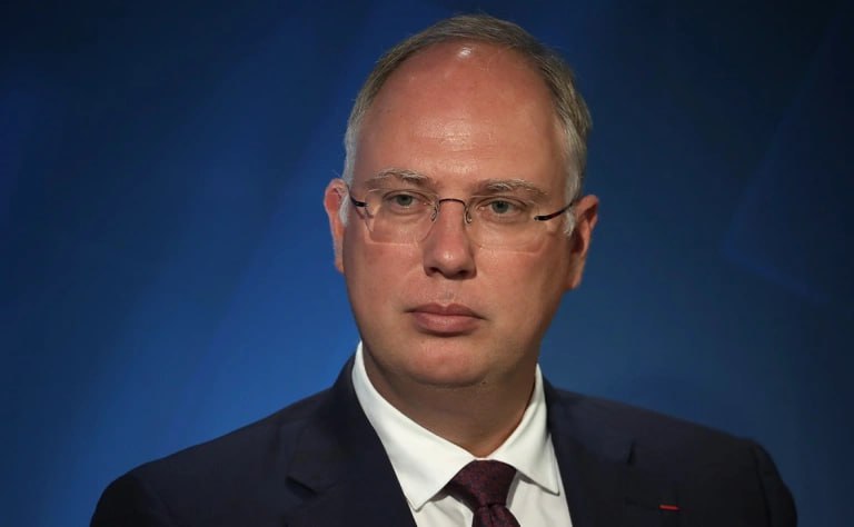 Россия, США и Саудовская Аравия способны при необходимости вновь скоординировать действия для стабилизации глобального нефтяного рынка, заявил на полях ПМЭФ агентству Reuters глава РФПИ Кирилл Дмитриев. Он напомнил о влиянии Путина, Трампа и бен Салмана на рынок нефти в 2020 году, когда лидеры трех стран договорились о сокращении добычи нефти для стабилизации цен. Глава РФПИ не исключил возможности аналогичных действий на фоне роста нефтяных цен из-за обострения ситуации на Ближнем Востоке вокруг Ирана. Дмитриев также подчеркнул, что текущая динамика цен снижает вероятность введения новых ограничений против энергетического сектора России со стороны Евросоюза.