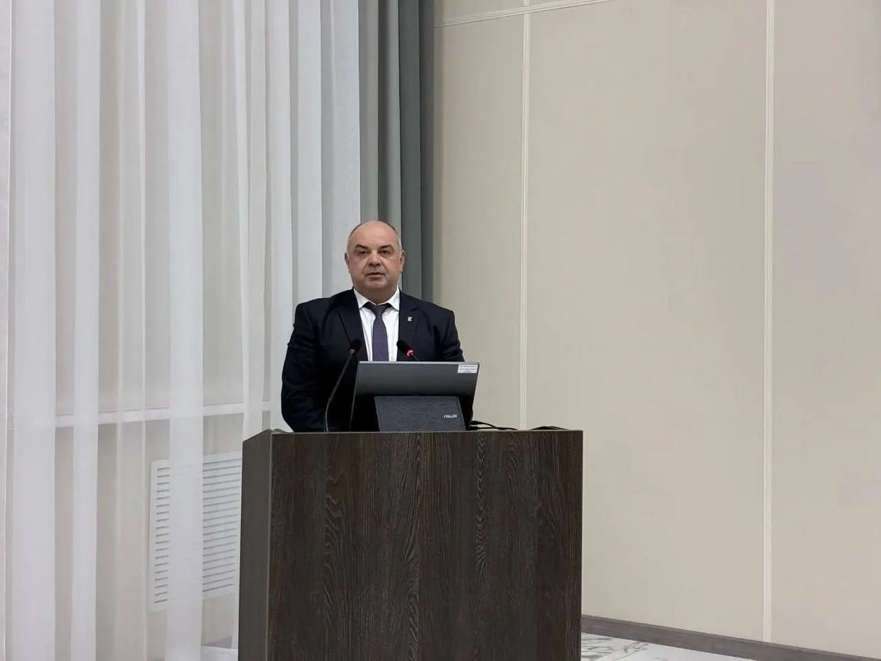 Главой Репьевского района Воронежской области снова избрали единоросса На посту вновь утвердился Сергей Ершов Такое решение приняли на заседании местного совета народных депутатов За кандидатуру действующего управленца проголосовало 17 из 18 присутствующих парламентариев Очередной срок полномочий Ершова на должности главы администрации составит 5 лет Сергей Ершов родился в 1975 году в посёлке Каменка Воронежской области С 2017 года управленец работал в местной администрации занимая различные должности В 2022 году он стал главой Каменского городского поселения В 2023 ушёл на повышение возглавив целый муниципальный район Репьевский Подписывайтесь на Выборный в МАХ