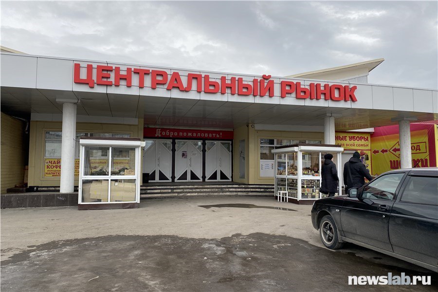 В Красноярске продают Центральный рынок В Красноярске планируют продать здание Центрального рынка Объявление появилось на популярной площадке онлайн объявлений Стоимость лота 335 млн рублей За эту сумму покупатель получит капитальное здание на улице Качинской 64 общей площадью более 5 5 тыс кв метров со всеми коммуникациями и павильоны еще 1337 кв метров а также земельный участок под строениями более 17 5 тыс кв метров Продавец указывает что все помещения сейчас сданы в аренду Рынок на берегу Качи в Красноярске располагается с 1945 года В 1974 для торговли построили новое здание Продать базар уже пытались в 2023 году его оценивали в 160 млн рублей плюс просили 50 млн рублей за проект Теперь цена выросла Newslab в ТГ МАХ ОК ВК Дзен Буст