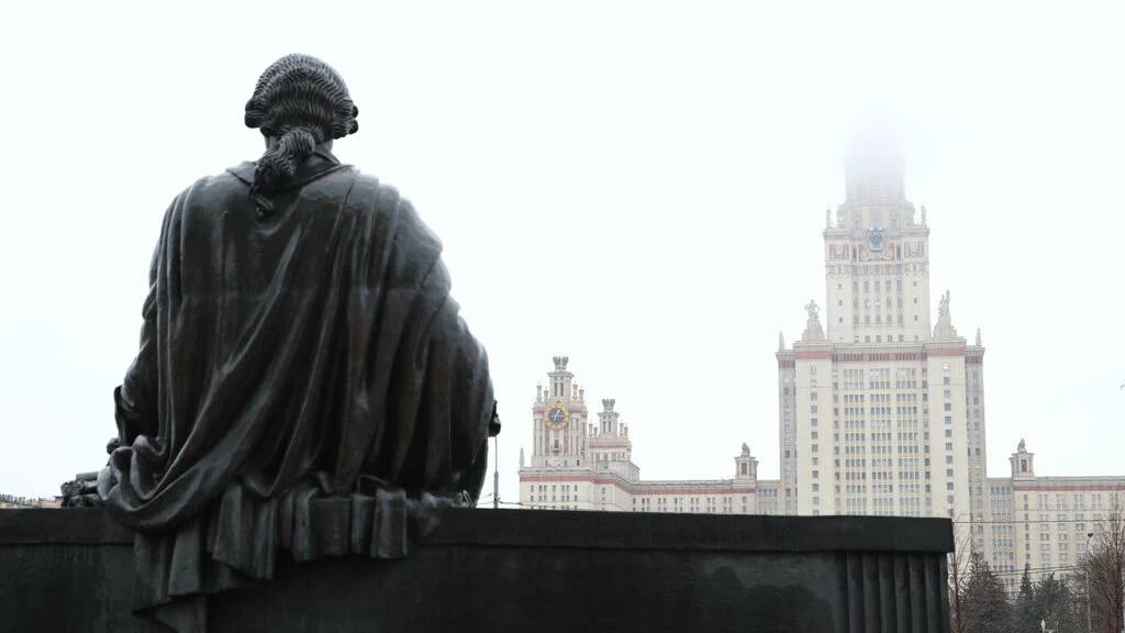 Лучшие вузы России значительно увеличили стоимость обучения на 2025/26 год. В МФТИ цены на отдельные программы выросли на 60% например, «прикладная математика и информатика» — до 767 000 руб. , в МГУ и СПбГУ — на 40%. В МГТУ, МИФИ и СПбПУ рост цен на популярные направления составил 20–31%. Наш второй канал РУПОСТ 18+ Подписывайтесь.