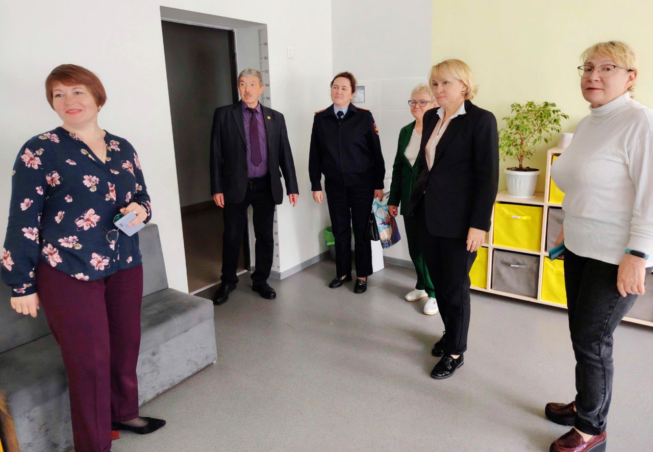 В Новочебоксарске завершили приемку лагерей с дневным пребыванием детей. В течение двух дней ее провела межведомственная комиссия по организации отдыха детей, их оздоровления и занятости в городе. В состав комиссии вошли замглавы администрации по социальным вопросам, начальник отдела образования, специалисты Центра мониторинга образования, заместитель начальника ОУУП и ПДН ОМВД РФ по г. Новочебоксарск и представитель НМЦ. В ходе проверки комиссия оценивала документацию по организации лагеря, соответствие материально-технической базы, организацию питания и питьевого режима, укомплектованность медкабинетов. Большое внимание уделили организации пожарной безопасности, пропускного режима, работе камер видеонаблюдения и тревожной кнопки.