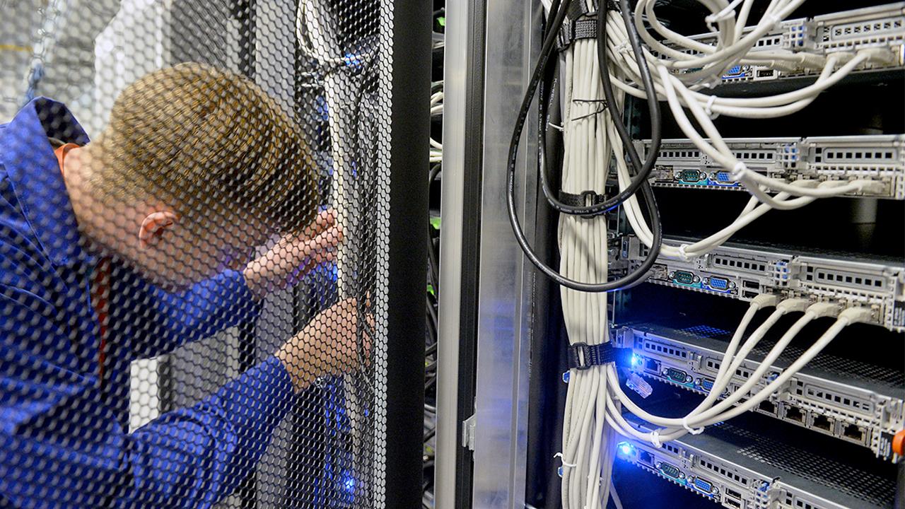 Оборудование Google в России стареет стареет стареет Google уведомила российских интернет провайдеров что заберёт свои серверы у которых закончился срок жизни пишет РБК Речь идёт о серверах Dell R720 на которых кэшируются YouTube обновления Android и приложений а также изображения в Поиске Локальное хранение позволяет заметно ускорять загрузку В письме которое судя по всему направила Google указывается что вывод из эксплуатации планируют начать 26 января 2026 года rozetked me news 43554