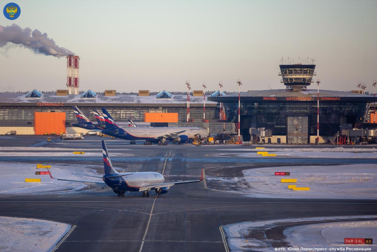 Правительство России утвердило новую Программу безопасности полетов Документ закрепил современный проактивный подход к управлению рисками  приоритет безопасности при любых решениях в авиационной отрасли  системное выявление факторов опасности до наступления авиационных происшествий  развитие государственной системы управления безопасностью полетов Ключевое в новом документе переход к измеримым целям Впервые на уровне распоряжения Правительства одновременно с программой закреплены показатели приемлемого уровня безопасности полетов Эти показатели позволят оценивать эффективность принимаемых мер и удерживать риск на приемлемом уровне  Важно что документ предусматривает ежегодный цикл оценки и обновления Ежегодно до 1 марта Минтранс России будет проводить оценку эффективности обеспечения безопасности полетов Исходя из этого ежегодно до 1 июня Правительство России будет обновлять Программу Подробности на сайте   Следуйте за Росавиацией Наши каналы в MAX и telegram