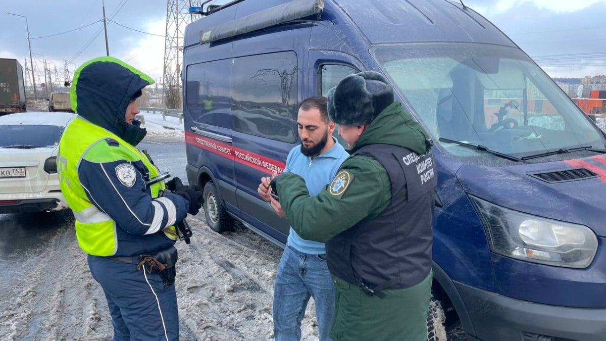 На плотине Жигулёвской ГЭС самарские силовики поймали 17 уклонистов из числа бывших мигрантов  В ходе рейда, проведенного рано утром 19 декабря 2024 года, сотрудники военного следственного отдела СК России по Самарскому гарнизону совместно с полицейскими из Тольятти искали новоявленных граждан России, уклоняющихся от постановки на воинский учет.  Рейд проводился на посту «Жигулевские ворота». Следователи не зря проверили более 50 автомобилей. За утро выявили 17 человек, недавно получивших паспорт гражданина России, но уклонявшихся от воинского долга. Они были доставлены в военный комиссариат города Тольятти и привлечены к административной ответственности в соответствии со статьей 21.5 КоАП РФ. В этом случае виновным грозит денежный штраф.   : ВСО СК России по Самарскому гарнизону