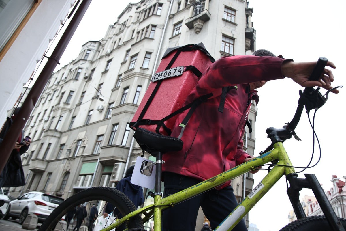 Курьерам мигрантам в Петербурге сказали Пока С 3 ноября им запрещено работать в службах доставки постановление подписали еще в августе Приложения больше не будут давать курьерам мигрантам смены и заказы Это уже второе подобное ограничение ранее мигрантов отстранили от работы в такси   Подпишитесь на Абзац TG VK Дзен MAX Rutube