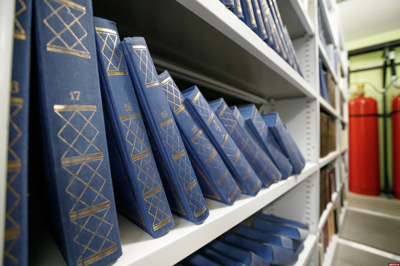 В России появится словарь по общению с людьми с инвалидностью Толковый словарь этичных и неэтичных слов которые рекомендуется употреблять в отношении людей особыми потребностями появится в России Речь например о людях с инвалидностью другой культуры языка или национальности а также молодых родителях и представителях старшего поколения Глоссарий этичной лексики планируют презентовать 30 сентября 2025 года Ассоциация грантодающих организаций Форум Доноров благотворительные фонды Абсолют Помощь и Свет и Центр толерантности Еврейского музея в Москве Над документом более трех месяцев работала команда в которую вошли лингвисты социологи представители более 40 некоммерческих организаций Это методическое пособие инструмент прежде всего для корпоративных команд и руководителей в команде которых есть люди с разного рода особыми потребностями объяснили разработчики Основные проблемы связаны в том числе с отношением внутри коллектива Иногда человек оказывается в ситуации когда к нему применяют слова или определения которые он воспринимает как уничижительные или резкие даже если произносящий этого не имел в виду Именно поэтому важно быть тактичными и внимательными к языку которым мы пользуемся подчеркнула нейропсихолог Мария Тодорова
