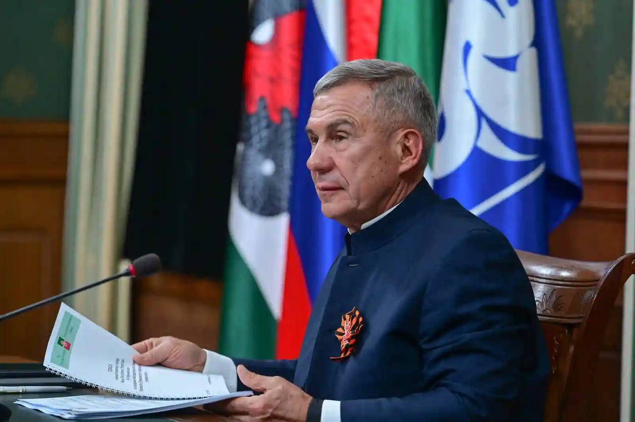 Минниханов поручил обеспечить высокий уровень подготовки к крупным форумам в Татарстане Раис Татарстана Рустам Минниханов поручил обеспечить высокий уровень подготовки к предстоящим крупным форумам, которые состоятся в республике в ближайшие недели. Важное внимание он уделил слаженной работе всех объектов инфраструктуры, включая транспорт, гостиничный сервис и, прежде всего, безопасность. Об этом сообщает пресс-служба Раиса РТ. «Впереди у нас масштабное событие – Международный экономический форум “Россия – Исламский мир: KazanForum”. Ожидается участие делегатов из 100 стран. Очень серьезное представительство, солидные спикеры», – подчеркнул Минниханов. С 16 по 18 мая в Казани также пройдет XV Всероссийский форум татарских религиозных деятелей «Национальная самобытность и религия», который соберет более 1 тыс. участников из свыше 70 регионов страны. Это крупнейшее в России собрание мусульманского духовенства будет направлено на укрепление единства, обмен опытом и обсуждение актуальных вопросов исламской жизни в многонациональном обществе. Завершит программу 18 мая торжественное мероприятие «Изге Болгар җыены», которое пройдет в историческом городе Болгар. Раис РТ поручил обеспечить все меры безопасности при проведении мероприятий. Подписаться Сообщить новость