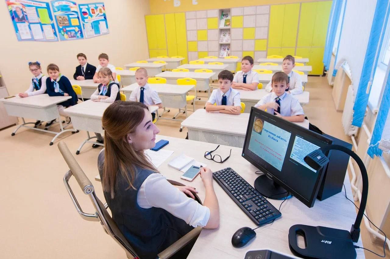 Илья Середюк поручил министерству образования Кузбасса снизить нагрузку на учителей Неправильно когда наши педагоги большую часть своего времени часто личного тратят на заполнение отчётов которые ещё и дублируют друг друга подчеркнул глава региона Варианты упрощения процессов рассмотрит межведомственная рабочая группа Написать  Telegram MAX