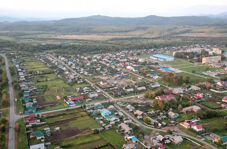 Расселение аварийного дома в Приморье заинтересовало Бастрыкина  Бастрыкин  запросил информацию по уголовному делу о ситуации с жильцами аварийного дома в селе Чугуевка Приморского края.   Одна из местных жительниц обратилась через аккаунт приемной председателя СК с жалобой на отсутствие действий по переселению жильцов дома на улице Титова.   Дом, построенный в 1955 году, был признан аварийным из-за проблем с системой отопления, разрушенных перекрытий между этажами и отсутствием водоснабжения.   Несмотря на многочисленные просьбы жителей, включая семьи с детьми, им отказывали в предоставлении временного жилья. Сейчас люди боятся пользоваться печами, поскольку дым проникает в квартиры.  Следственный комитет Приморского края уже начал расследование по этому делу. Исполнение поручения находится под контролем центрального аппарата ведомства.