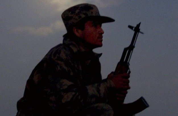 На афгано таджикской границе произошло вооруженное столкновение Минувшей ночью в районе погранпоста в районе Шамсиддини Шохин была зафиксирована работа трех членов террористической организации которые пытались совершить вооруженное нападение на один из пограничных постов Об этом говорится в сообщении опубликованном Национальным информационным агентством республики Ховар Пограничники попытались воспрепятствовать нападению но террористы не подчинились приказу сдаться и оказали вооруженное сопротивление В результате проведенной боевой операции все трое террористов были нейтрализованы С места происшествия изъято три огнестрельных оружия марки М 16 автомат Калашников три иностранные пистолета с глушителями 10 ручных гранат один ночной бинокль взрывчатые вещества и другое боевое снаряжение В ходе столкновения погибли два офицера Пограничных войск ГКНБ Таджикистана В ведомстве подчеркнули что за последний месяц это уже третий случай вооруженного нападения совершения террористических актов и пересечения государственной границы из Афганистана на территорию Таджикистана в результате которого погибли гражданские и военные Подписаться на Российскую газету в   Читать нас в MAX