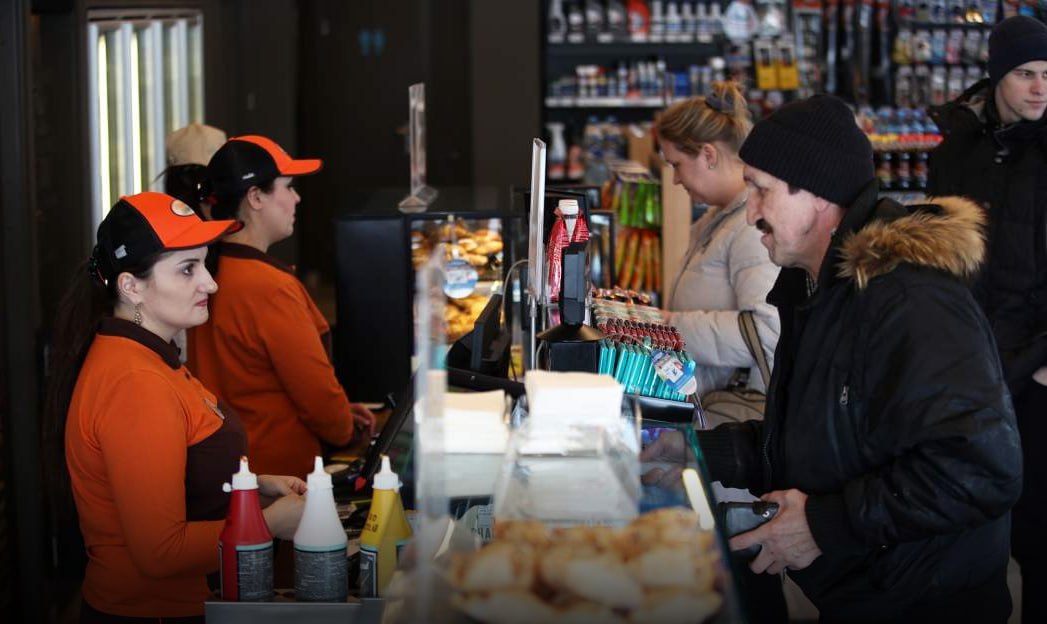 ФАС просят проверить цены на питьевую воду и товары первой необходимости на АЗС их стоимость в сравнении с обычными магазинами может отличаться до 500 Обращение на имя главы ведомства направили сенаторы Особенно критична ситуация на платных дорогах где АЗС зачастую являются единственным торговым объектом на пути следования Сенаторы просят антимонопольную службу ввести на автозаправках регулярный мониторинг цен на товары первой необходимости Впрочем по мнению экспертов если запретить магазинам при АЗС на этом зарабатывать то их деятельность будет нерентабельной jkinvest news jkinvest