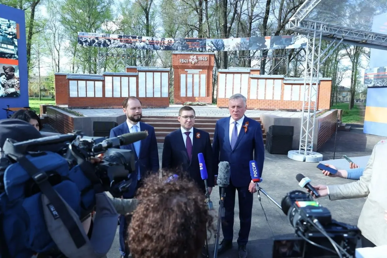 Единая Россия и Газпром будут продолжать программу социальной газификации она найдёт отражение в новой Народной программе партии Об этом заявил секретарь Генсовета партии Владимир Якушев по итогам акции Храним огонь Победы которая прошла в 12 городах одновременно Программа носит долгосрочный характер Мы реализуем её по поручению Президента Газ приходит в огромное количество домовладений нашей большой России Люди открыто говорят что программа действительно помогает им подчеркнул политик Всероссийская акция Храним огонь Победы прошла в преддверии Дня Победы в Тверской Белгородской Ульяновской Тюменской Новгородской и Омской областях республиках Дагестан Татарстан и Чувашия Краснодарском Пермском и Ставропольском краях Всего по проекту Единой России и Газпрома газ был подведен к 563 мемориальным комплексам Единство фронта и тыла сплав мужества труда и веры всегда были главными чертами характера нашей нации нашего народа Сегодня зажигая Вечный огонь в разных городах нашей страны мы ещё раз тем самым подтверждаем преемственность поколений неразрывную связь тех кто служил Родине тогда и нашим нынешним Героям Пусть этот Вечный огонь станет символом нашей священной памяти Мы едины в служении нашему Отечеству Будем верны своему долгу исторической правде и справедливости Победа будет за нами подчеркнул председатель партии Дмитрий Медведев в ходе торжественной церемонии