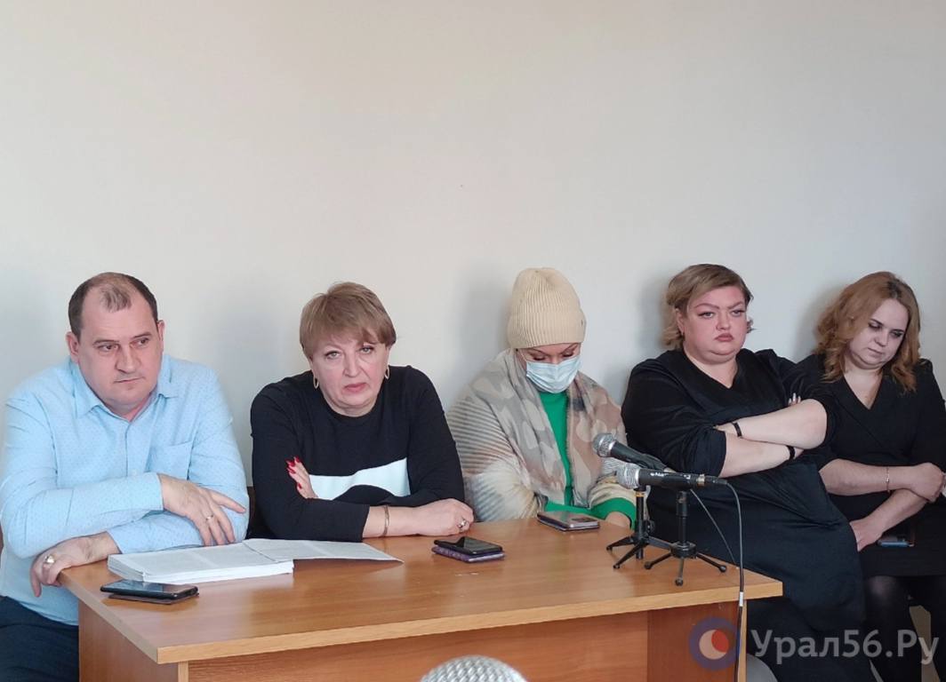 Дело о подделке подписей В Оренбурге оставили без изменения приговор в отношении шести сотрудников УК Галактика Адвокаты пытались обжаловать приговор в кассационном порядке но сделать это не удалось Шестым кассационным судом общей юрисдикции оставлен без изменения приговор в отношении шести работников ООО УК Галактика Они признаны виновными по ч 1 ст 201 УК РФ злоупотребление полномочиями сообщает прокуратура Оренбургской области Предыстория 6 сотрудников УК Галактика с февраля по август 2023 года по указанию руководителя изготовили решения общих собраний собственников жилья подделав за них подписи о смене управляющей компании на ООО УК Галактика В результате без согласия собственников была изменена организация управляющая 45 многоквартирными домами в которых проживает более 12 тысяч горожан В ГЖИ перевели 45 многоквартирных домов из УК Дельта в УК Галактика Эти незаконные решения о перерегистрации домов были отменены В ходе суда одна из подсудимых Ольга Мельникова полностью признала свою вину Остальные настаивали на своей невиновности Сторона обвинения просила суд назначить наказание от 1 года исправительных работ до 2 лет принудительных работ Решение суда Суд первой инстанции признал всех виновными и назначил наказание Сергей Кожаров 1 3 года принудительных работ в исправительном центре и запрет на 1 5 года на деятельность в сфере управления ЖКХ Елена Подкопаева 1 5 года принудительных работ в исправительном центре и запрет на 2 года на деятельность в сфере управления ЖКХ Ольга Мельникова штраф 70 тысяч рублей Ксения Подкопаева штраф 120 тысяч рублей Татьяна Арзамасцева штраф 120 тысяч рублей Татьяна Юрченко штраф 110 тысяч рублей Также в рамках гражданского иска этой группе лиц придется выплатить 16 млн рублей компании Дельта