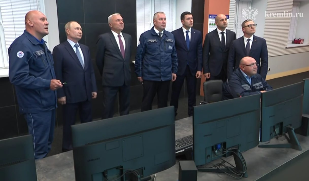 На Магнитогорском металлургическом комбинате Владимиру Путину показали коксовую батарею №12, которая способна дать до 2,5 миллиона тонн продукции в год, что покрывает половину потребностей ММК. Ее главная особенность — безотходное производство. Также в ходе визита гендиректор ММК Павел Шиляев доложил президенту о работе по снижению выбросов, которая системно ведется на предприятии. На комбинате главу государства сопровождают полпред президента в УрФО Артем Жога и губернатор Алексей Текслер.