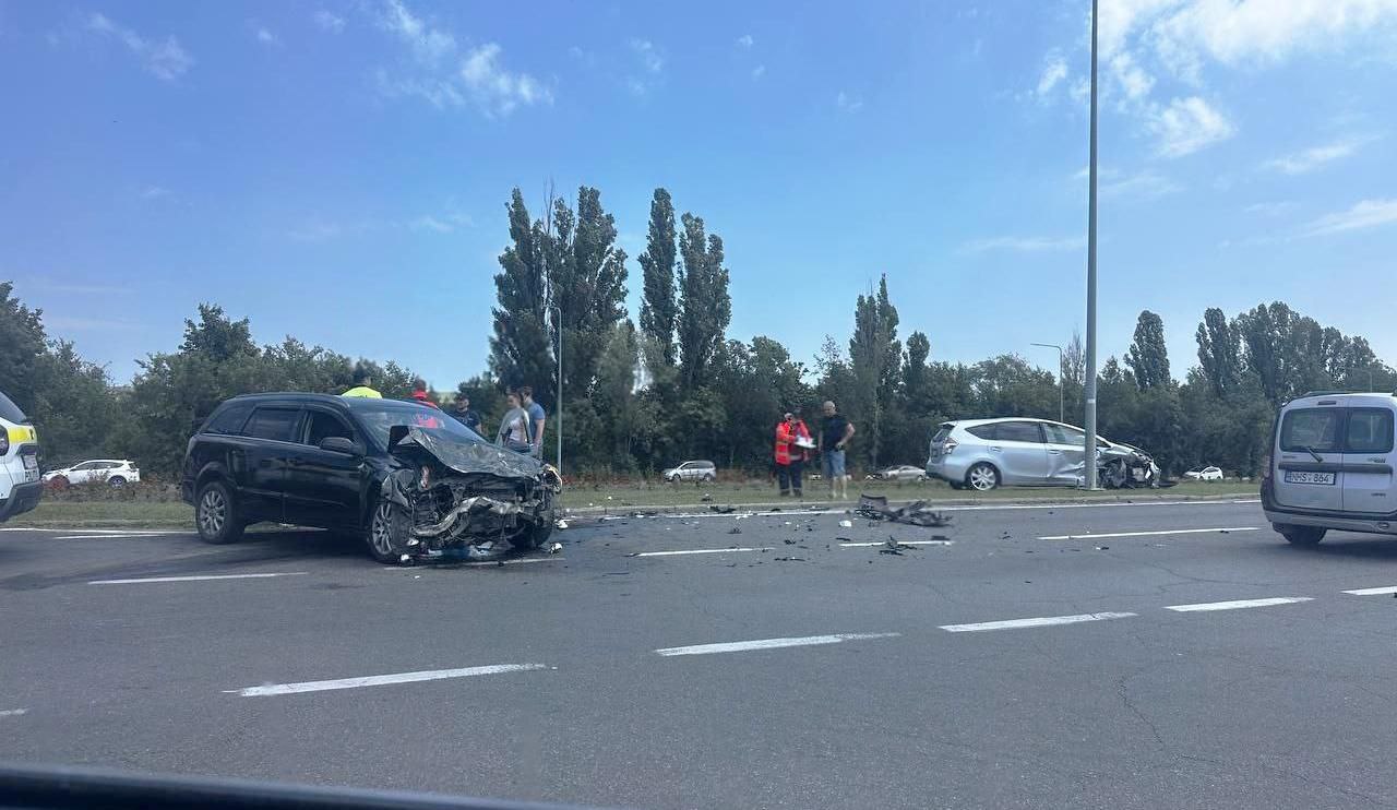 ‼ ‼ В Кишиневе возле аэропорта произошло серьезное ДТП. Столкнулись Opel и Toyota, есть пострадавшие. На месте полиция и бригада медиков.