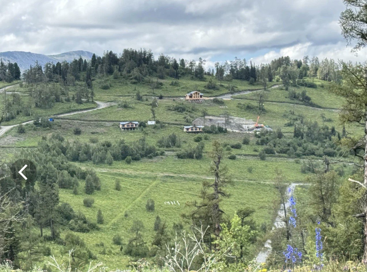 Гостиничный оператор Azimut Hotels возьмет в управление отель в составе загородного комплекса Седьмое небо в Республике Алтай пишет Коммерсантъ Здесь будет построена пятизвездочная гостиница на 130 номеров ее запустят под брендом Libra Открытие запланировано на 2028 год инвестиции в проект составят 4 млрд рублей Комплекс разместится на участке площадью 100 га он сможет принимать более 10 тыс гостей ежегодно Комплекс Седьмое небо располагается в Чемальском районе в 64 км от Горно Алтайска на фото состояние на конец июля 2025 года Его совокупная площадь 1 5 тыс га Основной объем планируется реализовать на рынке загородной недвижимости в качестве участков для индивидуальных жилых домов Реализацией проекта занимается ООО Эко поселок Седьмое небо Его учредителем является предприниматель Екатерина Андреева Выручка компании в 2024 году составила 215 9 млн рублей Добавим что эта ооо шка связана с каянчинским плесом Андреева является совладельцем фирмы Озерное которая в своё время раздробила земельный участок на берегу Катуни около Манжерока и продала несколько десятков наделов Недавно Верховный суд Республики Алтай признал все эти сделки недействительными и обязал вернуть земли в собственность государства Azimut Hotels российская гостиничная сеть основанная в 2004 году Александром Клячиным По состоянию на 2025 год в неё входят более 70 отелей категорий 3 4 и 5 звёзд и санаториев которые расположены в России и Узбекистане Сеть управляет объектами находящимися в собственности на основании контракта на управление и франшизу и на правах долгосрочной аренды Суммарный номерной фонд больше 12 тысяч номеров