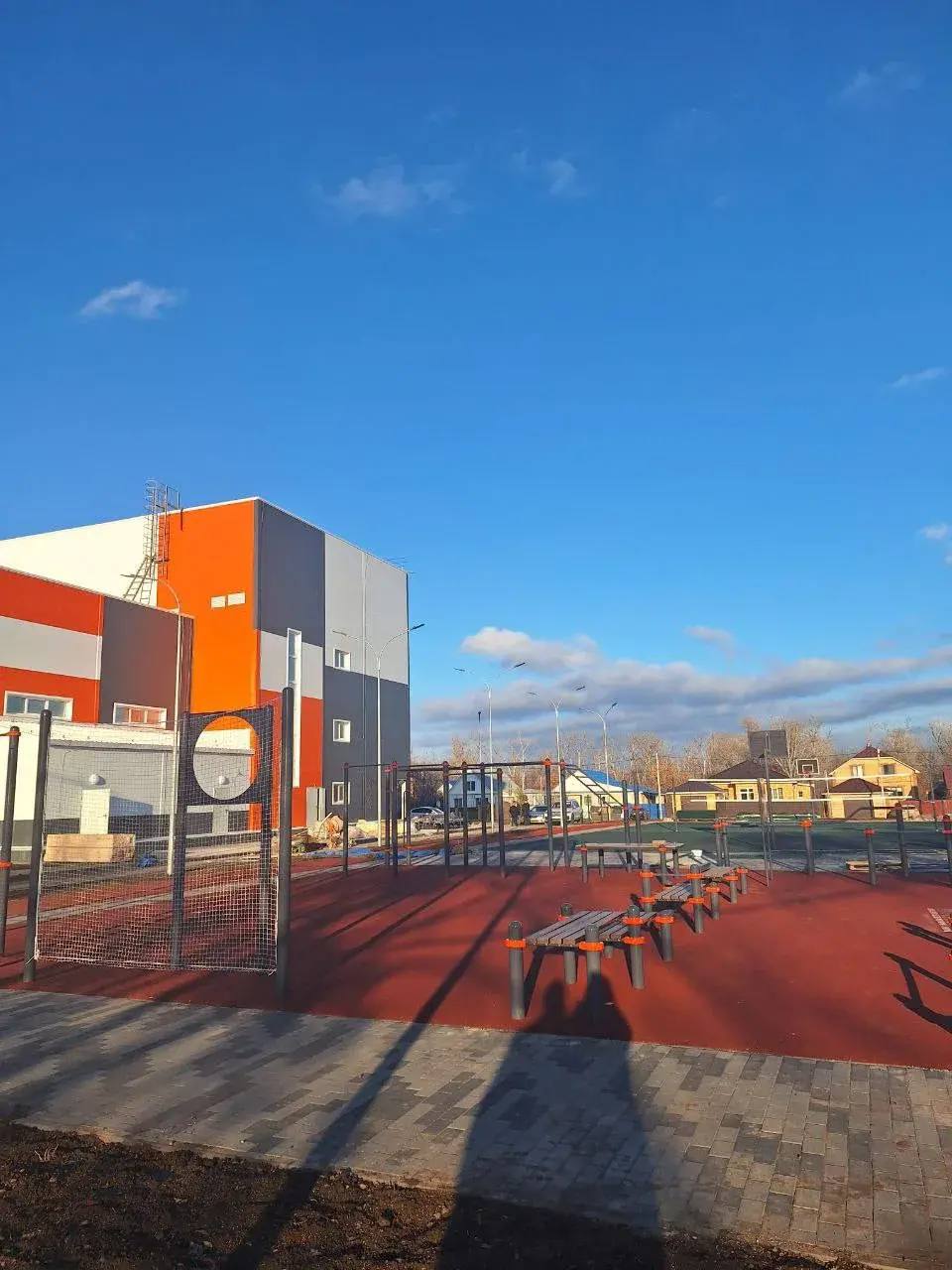 В Оренбургской области построят современный физкультурно оздоровительный комплекс  Как сообщает правительство Оренбургской области проект реализуется в рамках региональной программы Развитие физической культуры и спорта  Общая площадь здания составит более 2 5 тысячи квадратных метров А на реализацию проекта выделено 240 млн рублей  В комплексе создадут условия для разных видов активности универсальный спортивный зал для игр здесь можно будет играть в баскетбол волейбол и гандбол тренажерный зал зал общефизической подготовки ОФП  Комплекс предназначен для проведения учебно тренировочных занятий по игровым видам спорта а также физкультурно оздоровительных занятий для мужчин женщин и детей с 10 лет  Однако школьные уроки физкультуры там проводиться не будут Также не планируется организация соревнований Урал56 Ру в МАХ