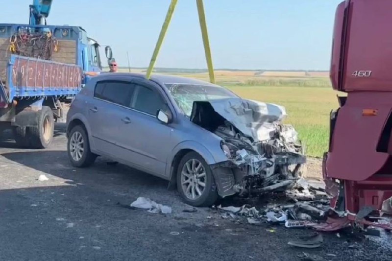 Пассажир легковушки погиб в ДТП на Кубани Авария произошла в Староминском районе утром 8 июня. Водитель Opel на ремонтируемом участке дороги выехал на встречную полосу. В этот момент легковушка столкнулась с грузовиком. Пассажир Opel от полученных травм скончался. Водителя легковушки госпитализировали, сообщает пресс-служба Госавтоинспекции Кубани.