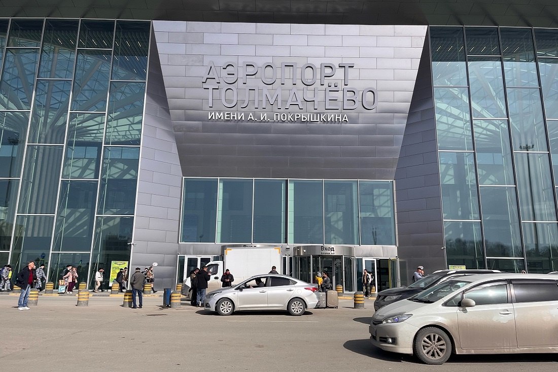 В новосибирском аэропорту Толмачёво построят ещё один терминал и ВПП На территории воздушной гавани планируют реконструировать действующий международный терминал и возвести новый построить ещё одну взлётно посадочную полосу и создать необходимую инфраструктуру Второй этап реконструкции аэропортового комплекса губернатор Новосибирской области Андрей Травников обсудил с генеральным директором авиакомпании S7 Дмитрием Куделькиным на XIХ Международном форуме Транспорт России в Москве На встрече Дмитрий Куделькин сообщил что поскольку Новосибирск главный хаб авиахолдинга S7 здесь планируют увеличивать перевозки в том числе по международным направлениям а также продолжать развивать программы внутренних в том числе региональных перевозок По мнению гендиректора ООО Новапорт Холдинг Евгения Янкилевича базовому перевозчику авиакомпании S7 нужна повышенная пропускная способность аэродромного комплекса и терминалов для трансферных перевозок по всей стране Чтобы наша инфраструктура соответствовала его работе мы её модернизируем Терминальную часть мы закончили в 2023 году Сейчас ведём проектные работы по расширению терминала Надеюсь что мы приступим к реализации этих планов уже через год добавил он За счёт средств АО Аэропорт Толмачёво разработана проектно сметная документация на строительство новой взлётно посадочной полосы ограждения очистных сооружений Реализацию с применением механизма государственно частного партнёрства заложили в федеральный проект Развитие опорной сети аэродромов нацпроекта Эффективная транспортная система Доля средств частного инвестора составит 80 от стоимости проекта Подписаться на канал