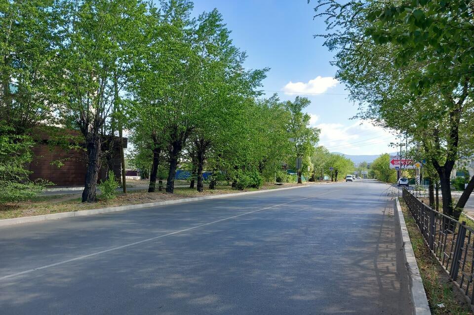 В Чите не хватает средств на благоустройство всех улиц На планёрке мэр Читы Инна Щеглова заявила, что финансирования недостаточно, чтобы охватить благоустройством все улицы города. Однако особое внимание планируется сосредоточить на магистралях, где проходят туристические маршруты и ездит общественный транспорт. «Летом на улицах заметно больше туристов, и это требует особого внимания к внешнему облику города», — подчеркнула мэр. Щеглова также заявила, что уже сейчас нужно планировать бюджет на следующий год и искать дополнительные источники финансирования на местном уровне, так как краевой бюджет не покрывает все потребности. ZAB.RU
