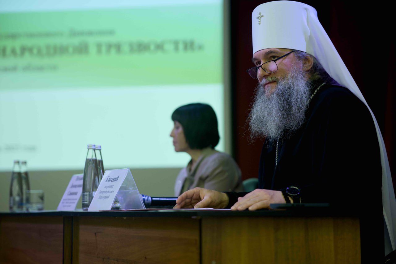 С алкоголизмом на Урале решили бороться по доброму В Екатеринбурге подвели итоги конкурса Здоровое село территория трезвости который вот уже десятый год проводят церковь и региональные власти Главная идея продвигать здоровый образ жизни не через запреты а через мотивацию Так митрополит Екатеринбургский и Верхотурский Евгений заявил Надо не закрывать магазины и не запрещать торговлю а замотивировать человека Когда жители сами скажут что им не нужны 11 алкомаркетов на одной улице Министр здравоохранения Татьяна Савинова поддержала эту же линию Борьба с алкоголем не обязательно запреты а скорее меры направленные на формирование трезвого образа жизни Ранее губернатор Свердловской области Денис Паслер заявил что никаких ограничений на продажу алкоголя пока не планируется Так что в регионе ставка делается не на запреты а на осознанность чтобы уральцы сами захотели жить трезво а не потому что им нельзя Реабилитация по монастырски На Урале откроют православный центр для участников СВО urallive