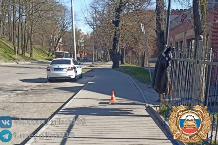 В Калининграде водитель СИМ сбил пенсионерку на тротуаре Сегодня около 15 часов в Калининграде на улице Литовский вал в районе дома 36 неустановленный водитель средства индивидуальной мобильности сбил 73 летнего пешехода В момент наезда пострадавшая пенсионерка двигалась по тротуару Самокатчик с места происшествия скрылся его разыскивает Госавтоинспекция Всех кто располагает какой либо информацией по данному ДТП просят звонить по телефону 55 25 11 дежурная часть или 55 25 26 отделение розыска Фото УГИБДД по Калининградской области