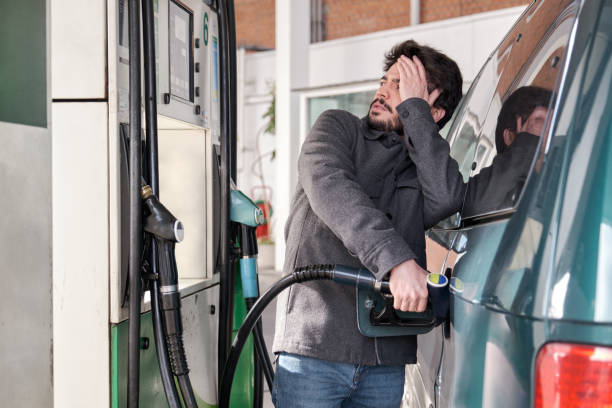 Сургутнефтегаз считает что одной из главных причин дефицита топлива в регионах РФ является дорогая транспортировка затраты на которую достигают 30 в цене на бензин У нас такое многообразие базисов поставки нефтепродуктов мы их пытаемся как то сгруппировать Россия большая страна и когда логистические расходы достигают 30 и более в цене нефтепродуктов то ситуация становится не очень хорошей Это является в том числе одной из причин локальных дефицитов сегодня отметил он Тем не менее страна меньше не станет транспортные тарифы дешевле не будут поэтому проблема есть и ее надо решать сказал заместитель генерального директора Сургутнефтегаза Николай Киселев geonrgru YouTube sponsr ru