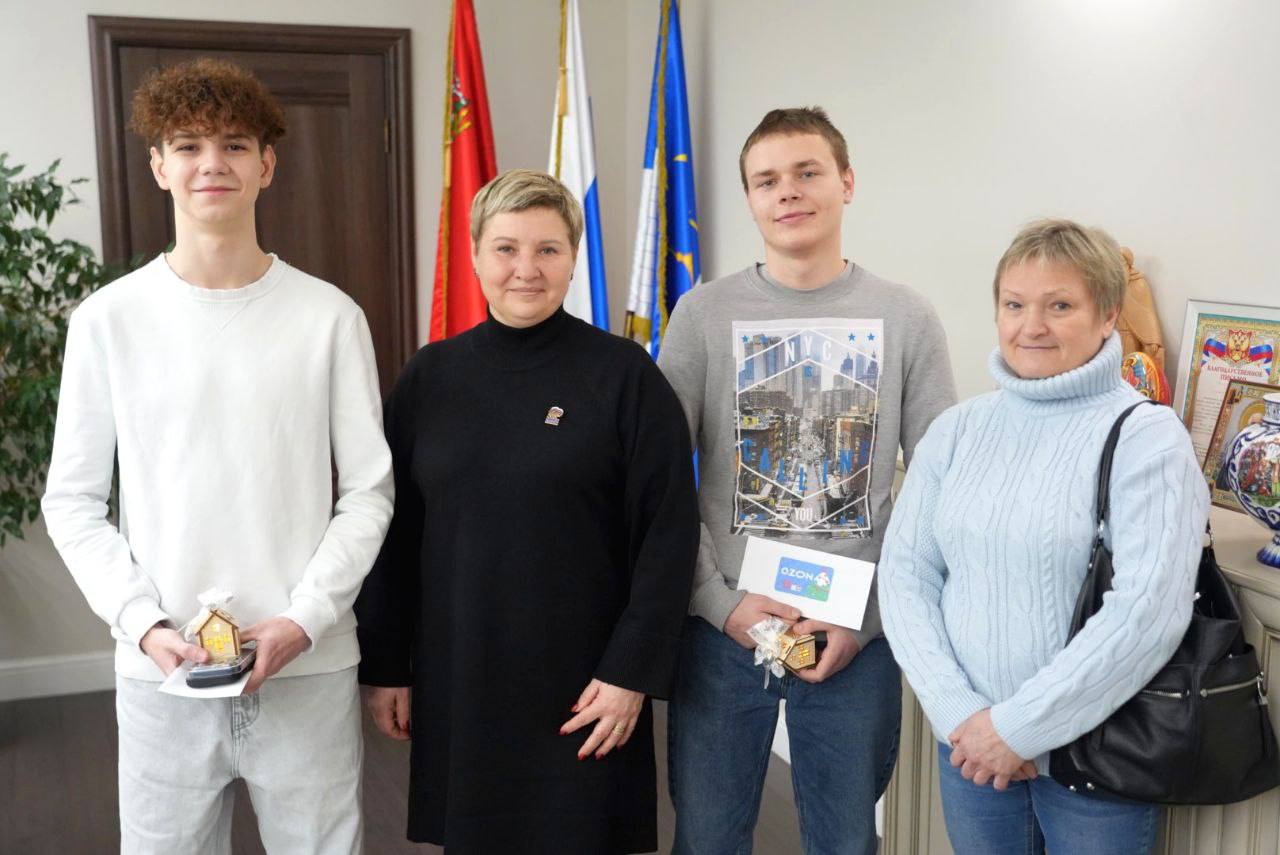 Отпразднуют новоселье в канун Нового года Глава Сергиево Посадского городского округа Оксана Ероханова вручила ключи от квартир двум юным жителям Квартиры полностью обустроены и готовы к заселению Каждому человеку важно иметь свой уютный дом Это то место где рождаются воспоминания формируются мечты и создаются уникальные моменты Особенно для детей сирот наличие собственного жилья становится опорой на которой они могут строить своё будущее Хочу пожелать ребятам счастливо встретить наступающий Новый год пусть в их домах всегда царит тепло радость и любовь пожелала Оксана Ероханова За 10 лет в Сергиево Посадском округе квартирами обеспечены 319 юных жителей из числа детей оставшихся без попечения родителей