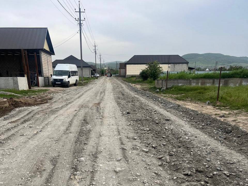В селе Пседах обновили дорогу  В селе Пседах Малгобекского района завершен ремонт дороги на улице Малгобекская.    Ранее, после прокладки коммуникаций, дорога находилась в неудовлетворительном состоянии.    Восстановлено дорожное покрытие с использованием песчано-гравийной смеси.    Обновлен участок протяженностью 330 метров.   Правительство Ингушетии
